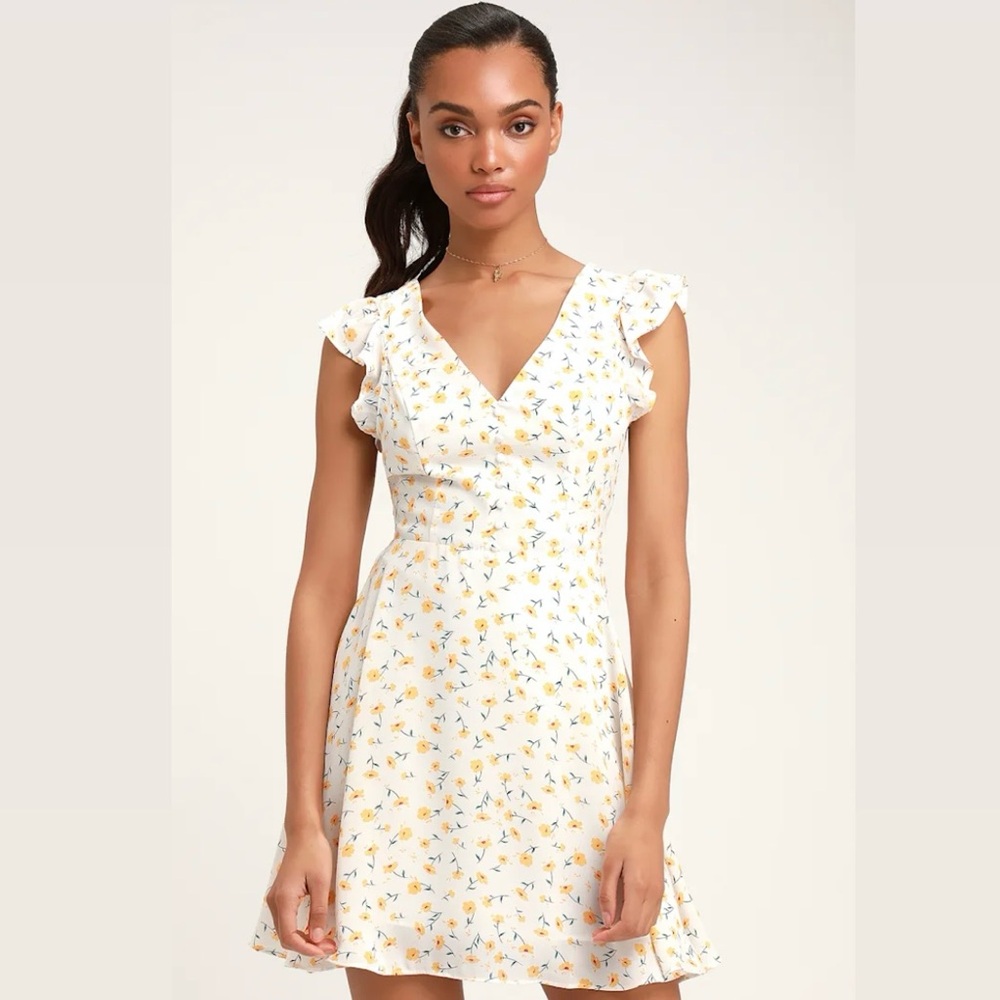 Lulus Strike A Posie White Floral Open Back Short Sleeve Flowy Mini Dress Medium